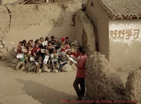 Anak-anak disebuah kampung pemulung di Cina yang bersemangat untuk belajar di sela sela kegiatan mereka mencari nafkah