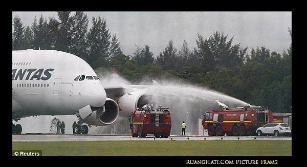 Pesawat Qantas Meledak