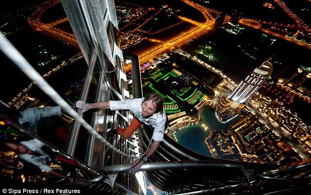 Spiderman naik gedung tertinggi di dunia