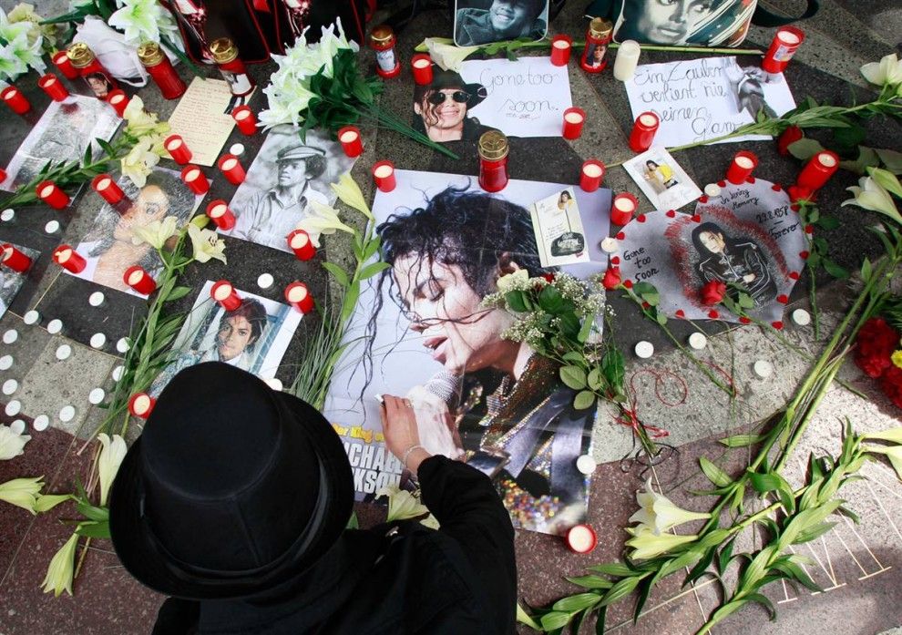Di Berlin para penggemar Jacko menyalakan lilin sebagai ungkapan  penghormatan bagi Michael Jackson yang mereka idolakan
