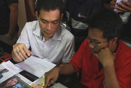 Afif Muslichin (merah) didampingi polisi dari Unit Pidum Satreskrim Polwiltabes Surabaya, saat diperiksa cara dia memasarkan PSK di bawah umur dengan sistem online. Foto: Boy Slamet/Jawa Pos. Afif Muslichin (merah) didampingi polisi dari Unit Pidum Satreskrim Polwiltabes Surabaya, saat diperiksa cara dia memasarkan PSK di bawah umur dengan sistem online. Foto: Boy Slamet/Jawa Pos.
