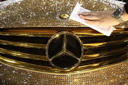 mobil mewah Mercedes Benz dengan emas dan kristal
