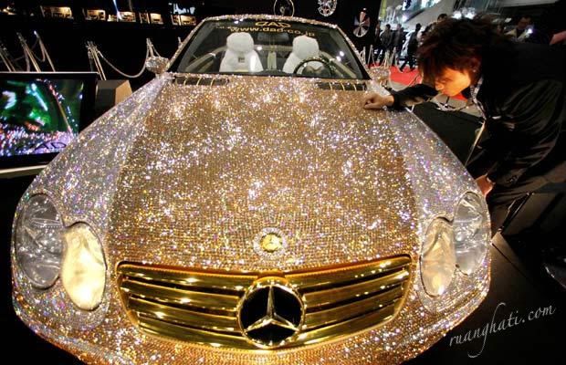 merc 1559620i Mercedes Benz Mewah Dengan 300.000 Pernik Emas dan Kristal Swarovski's