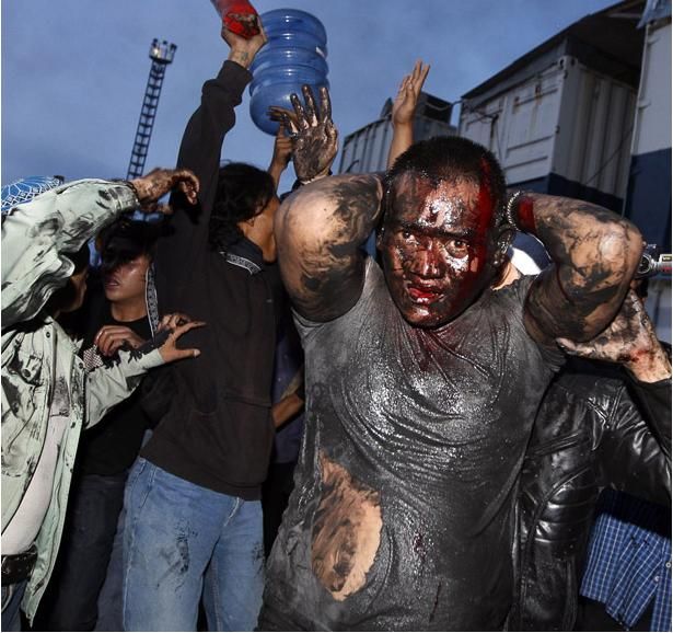 Foto-foto tragedi berdarah Priok , mempertahankan makam mbah priok berujung maut