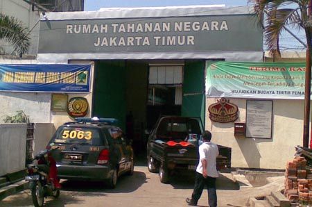 Dari luar penjara (lembaga pemasyarakatan) di Indonesia tampak sederhana dan sama sekali tidak mewah
